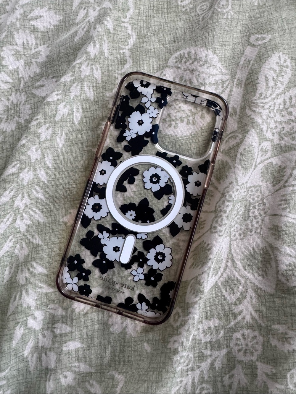 kate spade Black & White Floral MagSafe iPhone Case
15 pro max